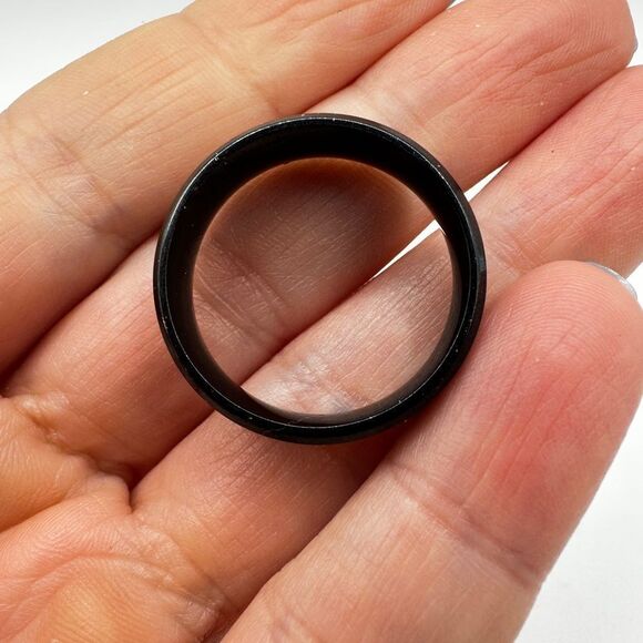 Men's 12.5, black polished metal ring with resin and silver scroll center! - Picture 9 of 9